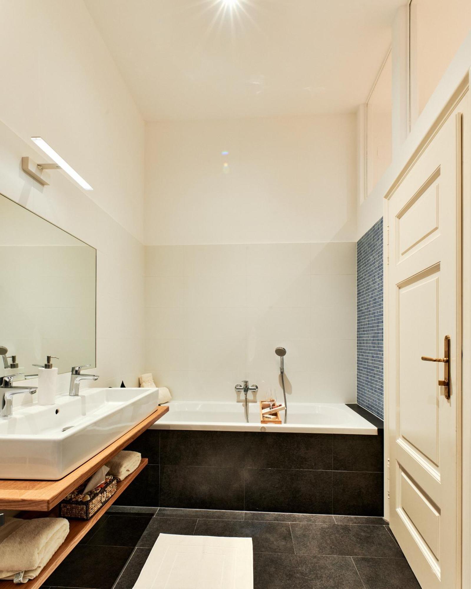 Spacious & Elegant, Ideal Location *