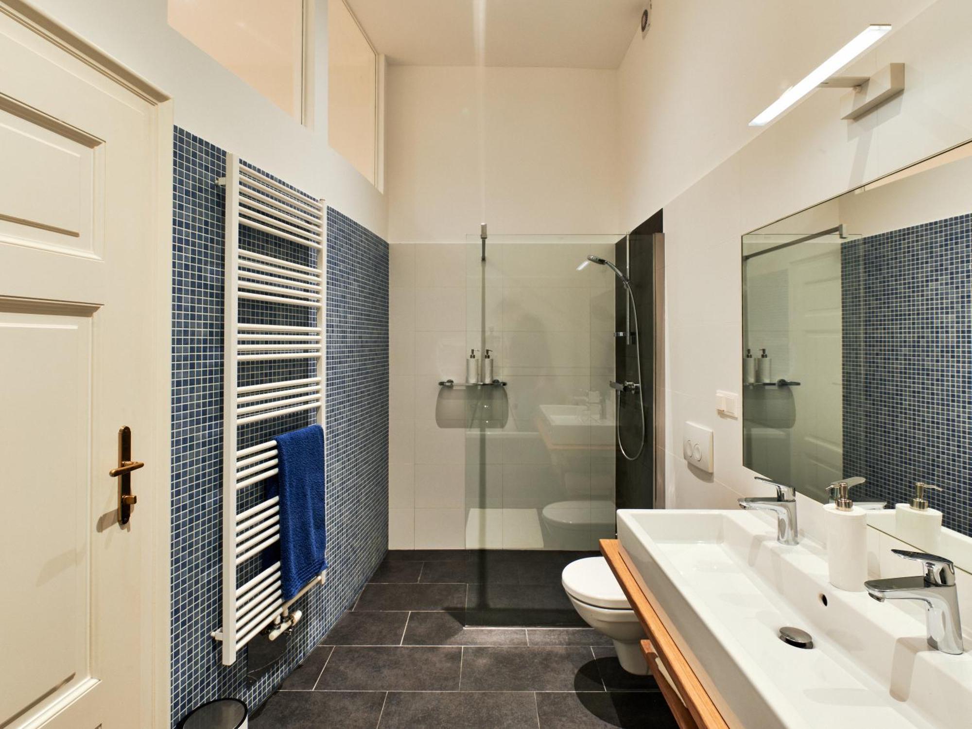 Spacious & Elegant, Ideal Location Apartment *