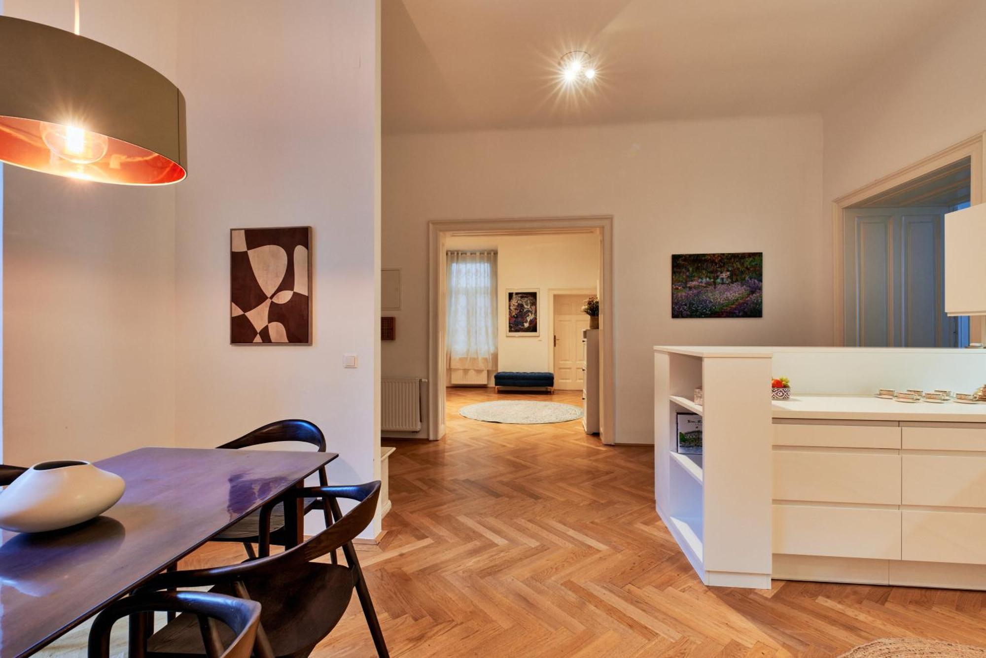Spacious & Elegant, Ideal Location Apartment