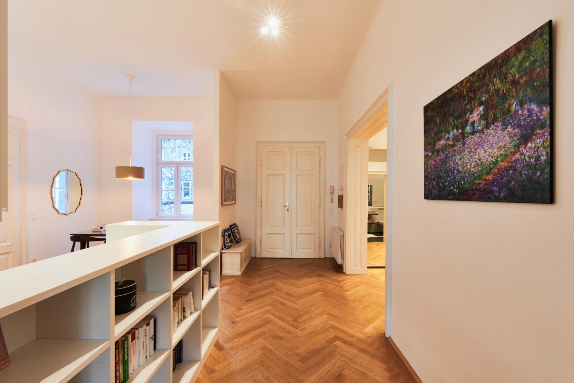 Spacious & Elegant, Ideal Location Apartment Wien