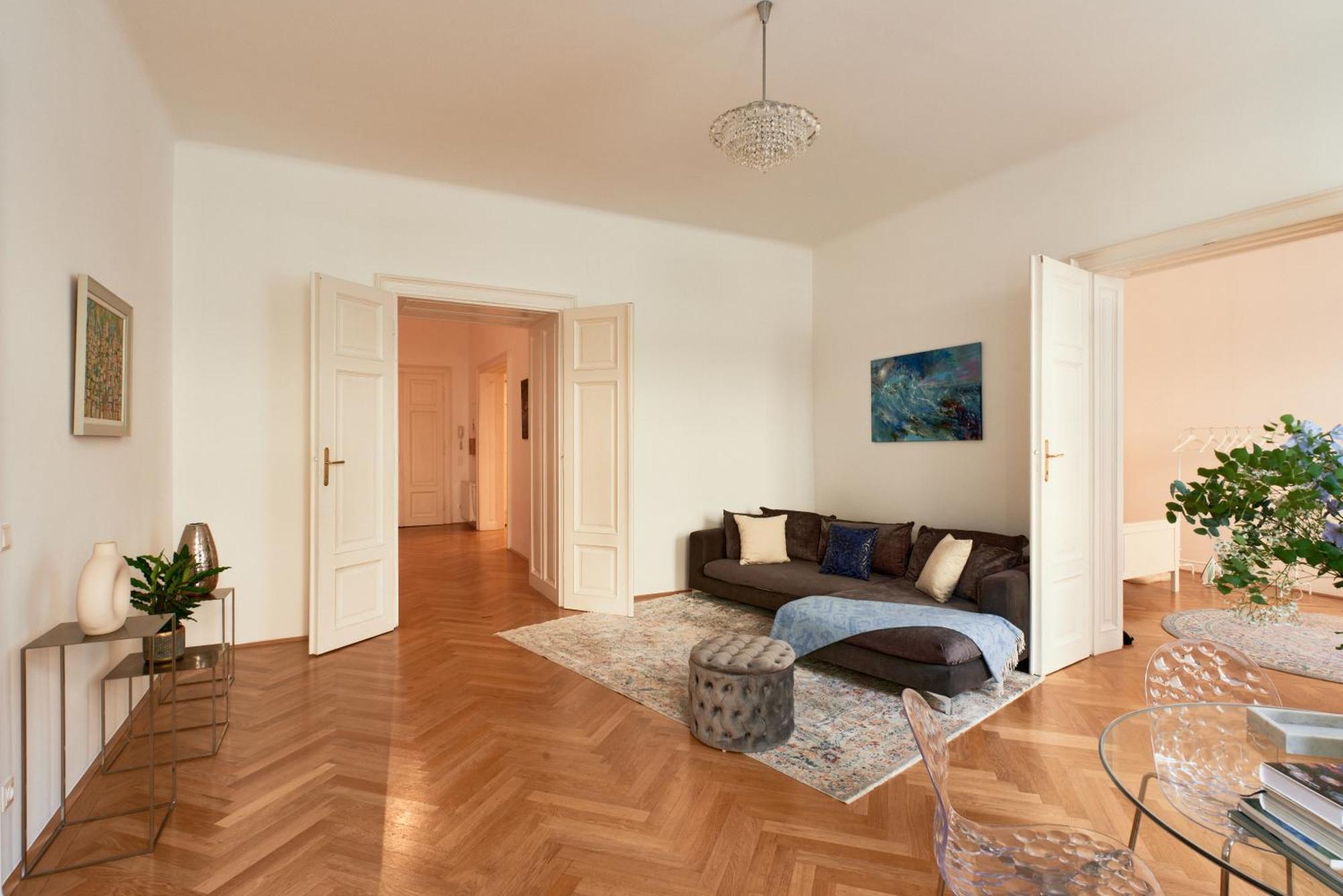 Spacious & Elegant, Ideal Location *