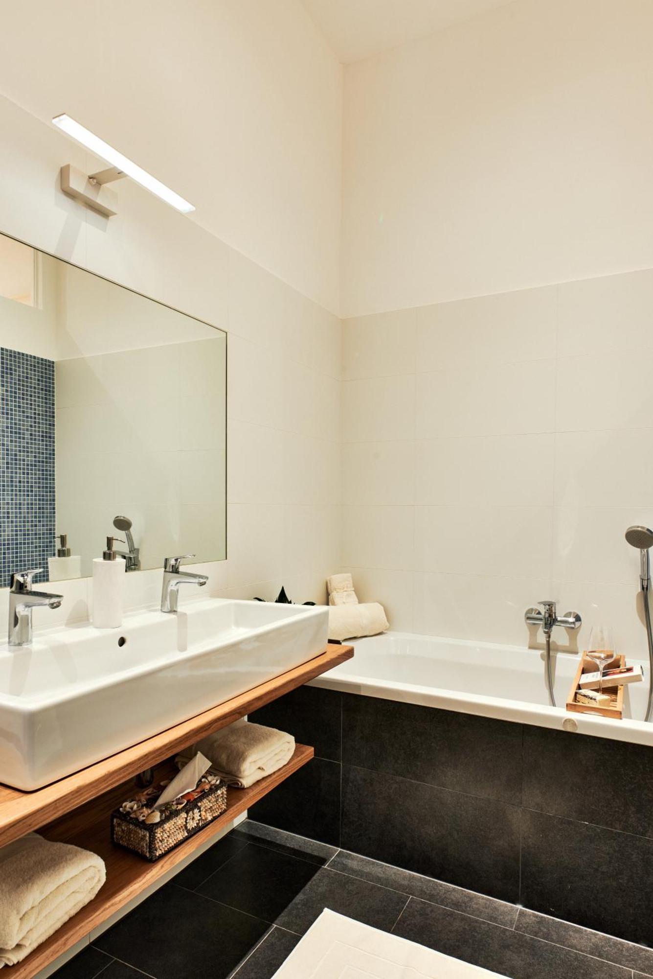 Spacious & Elegant, Ideal Location Apartment Wien