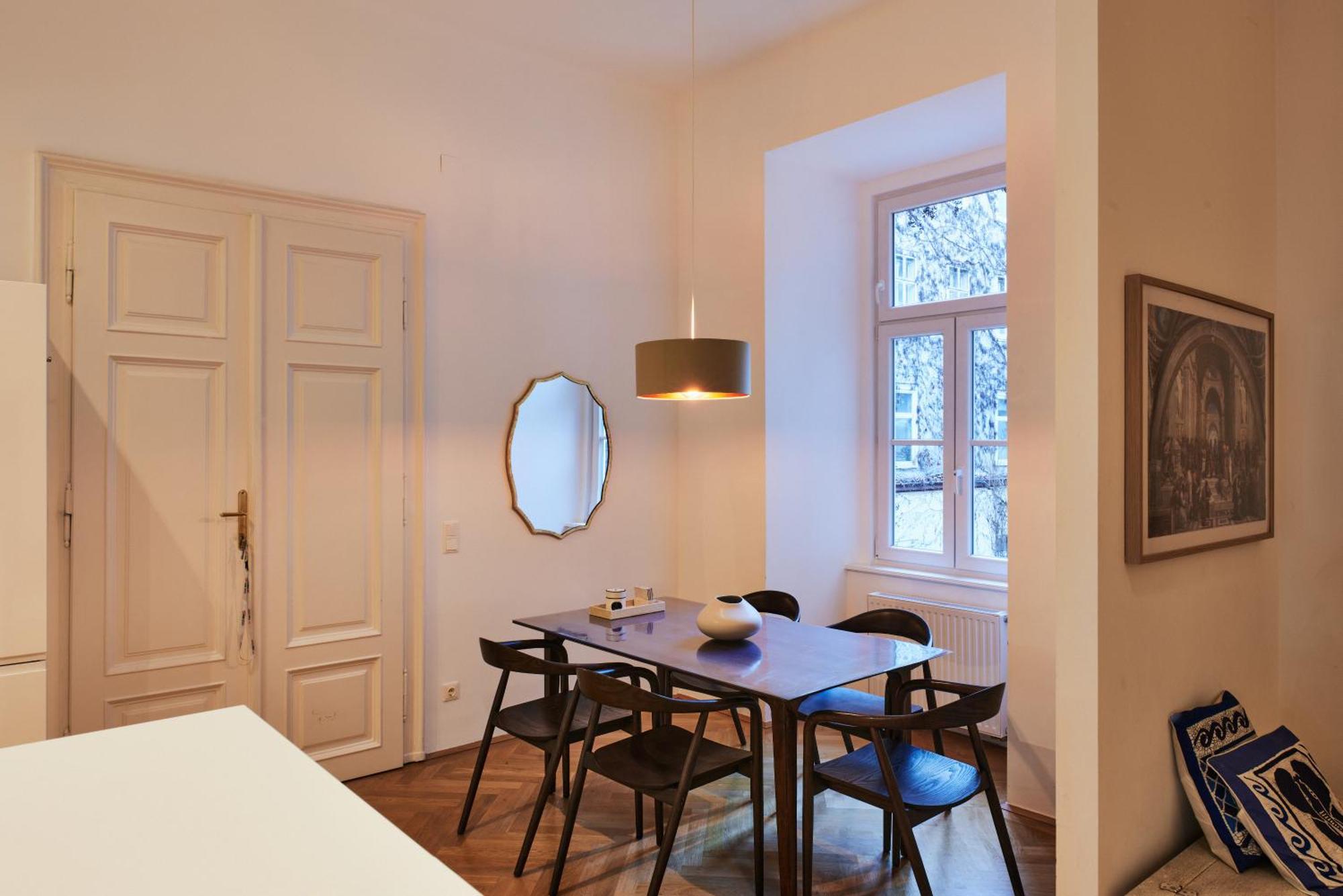 Spacious & Elegant, Ideal Location Apartment *