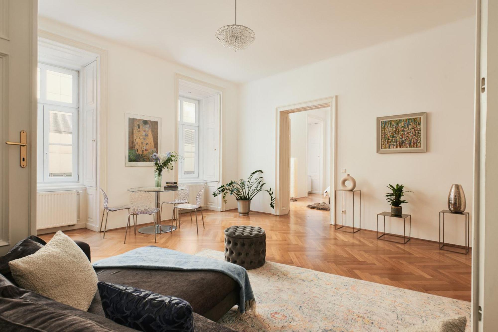 Spacious & Elegant, Ideal Location Apartment