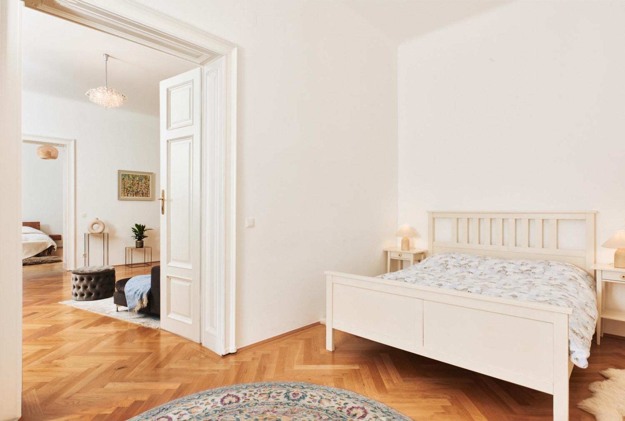 Spacious & Elegant, Ideal Location Apartment Wien