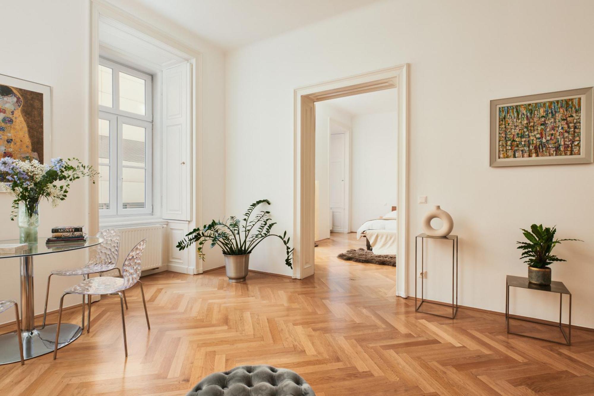 Spacious & Elegant, Ideal Location Apartment *