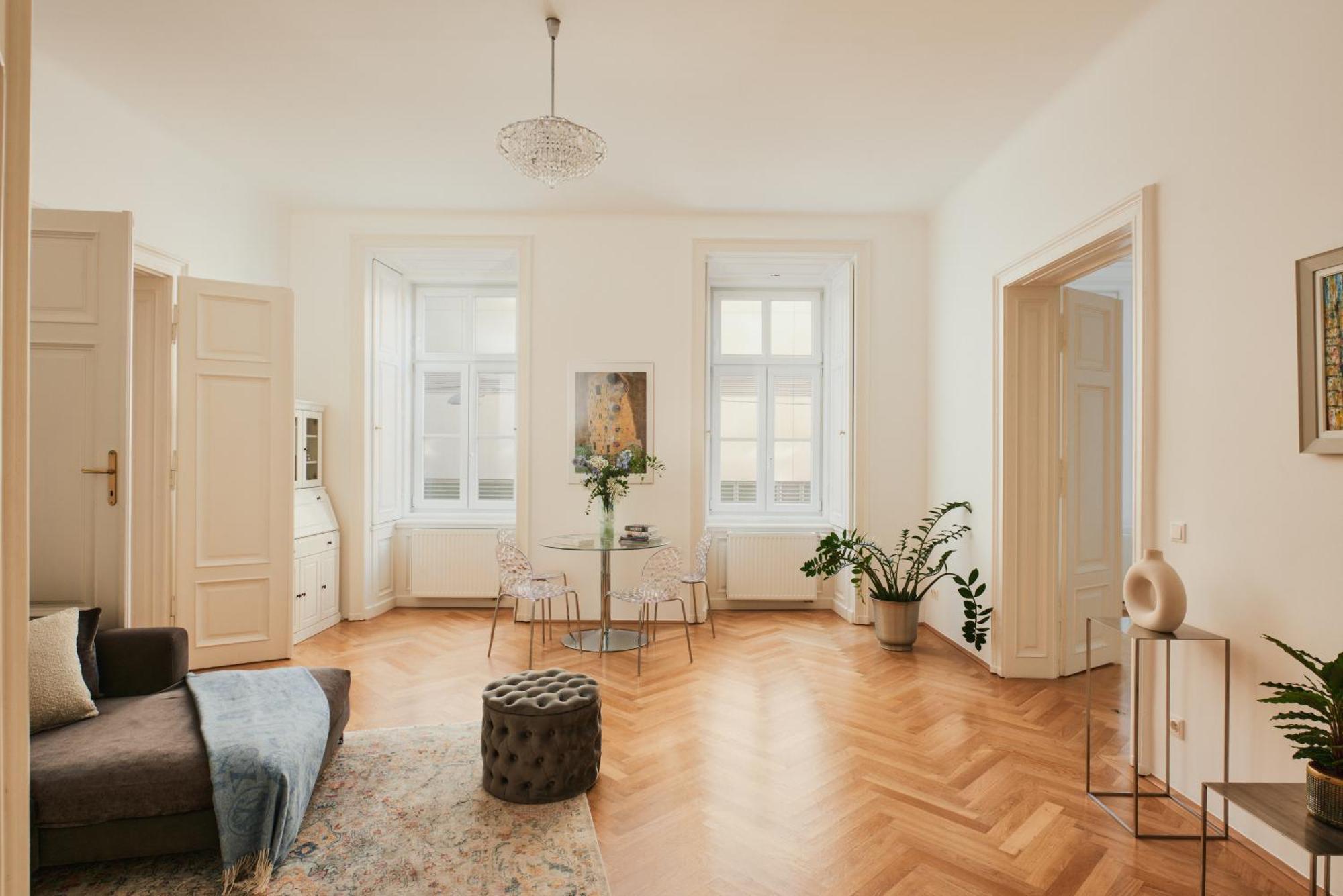 Spacious & Elegant, Ideal Location Apartment Wien
