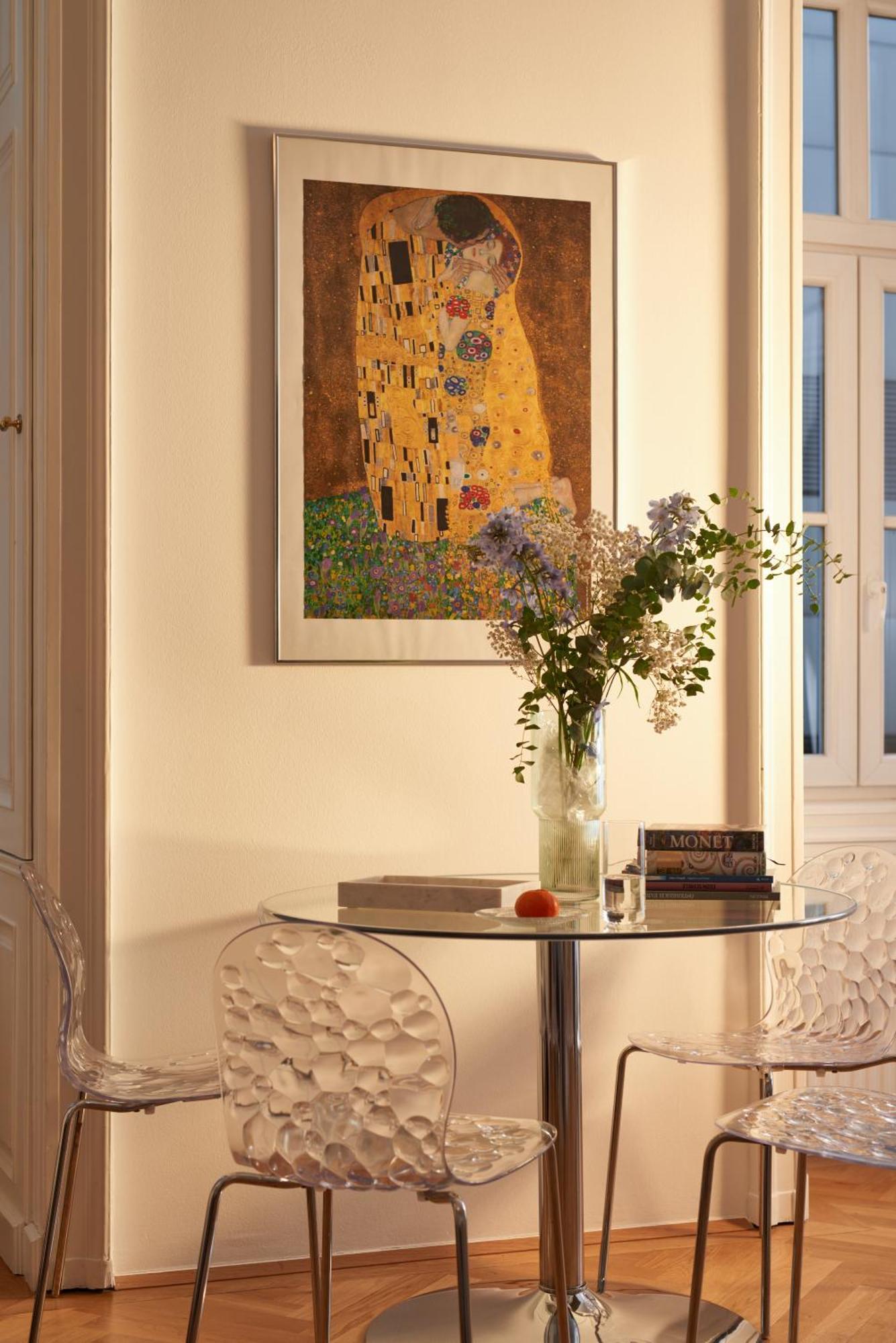 Spacious & Elegant, Ideal Location *