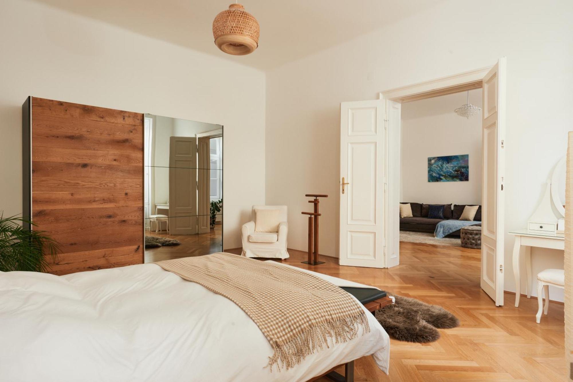 Spacious & Elegant, Ideal Location Apartment Wien
