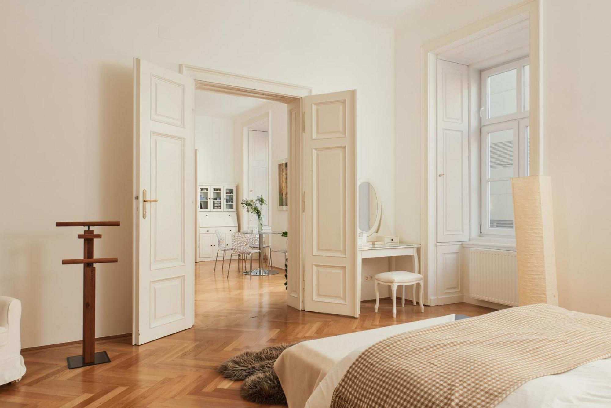 Spacious & Elegant, Ideal Location *
